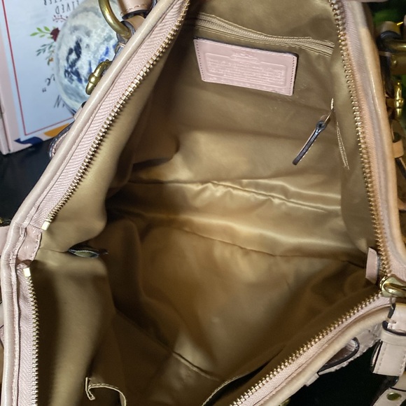 Coach blush pink shoulder bag. This bag is fire!! Pink and brass ❤️🔥 - Picture 11 of 16
